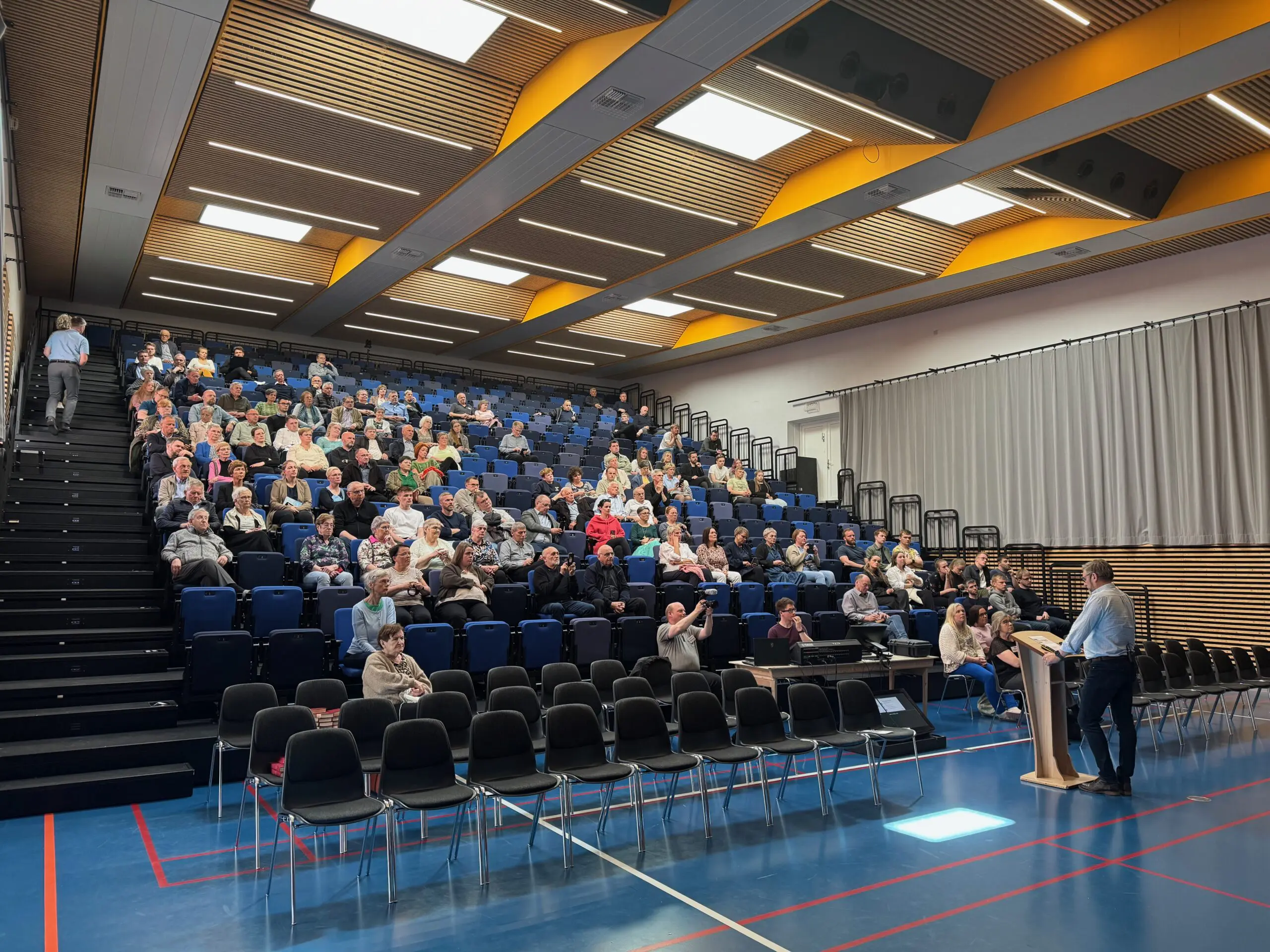 Teleslyngu til høllina í Nesvík